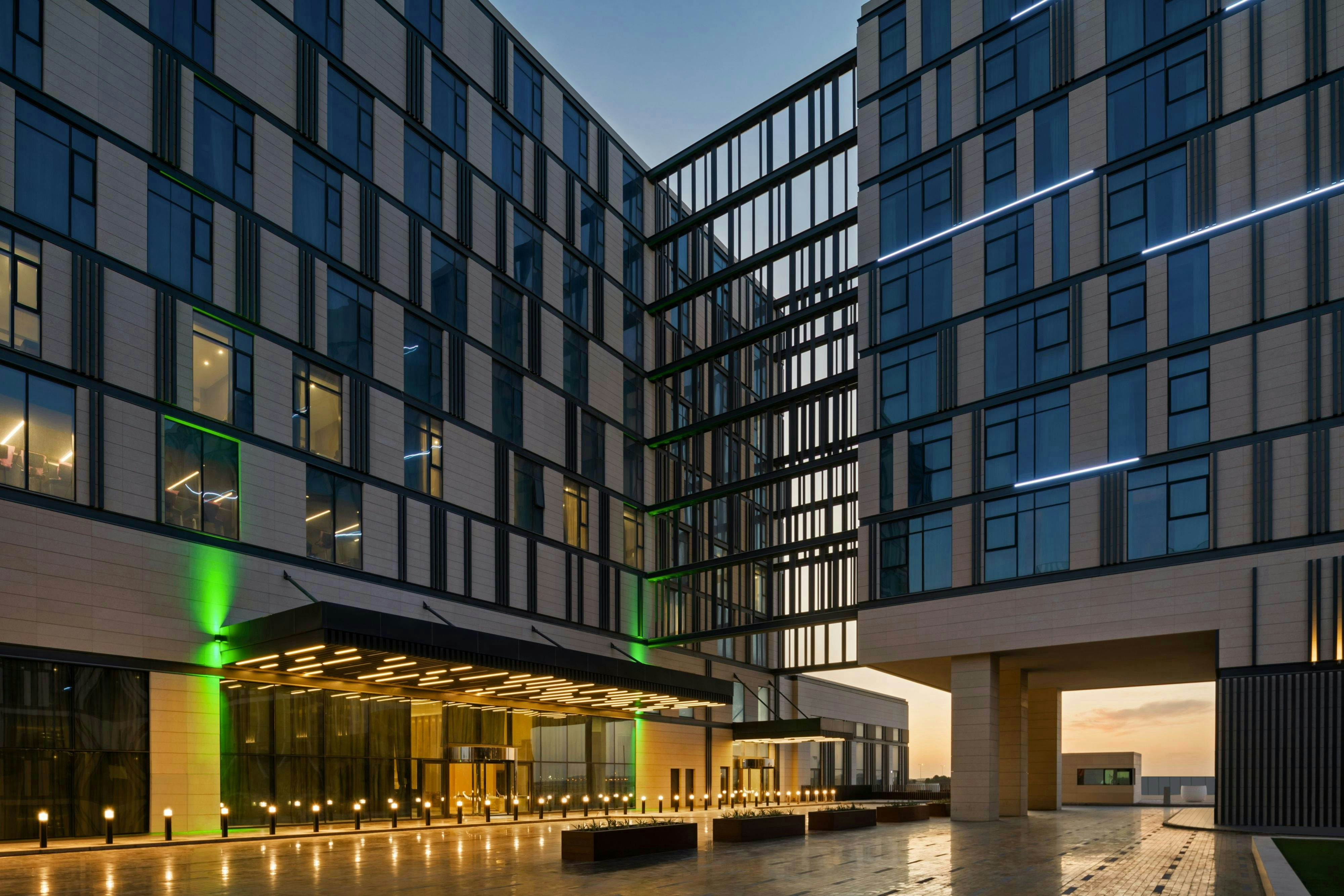 Holiday Inn Dubai Al Maktoum Airport 81/82