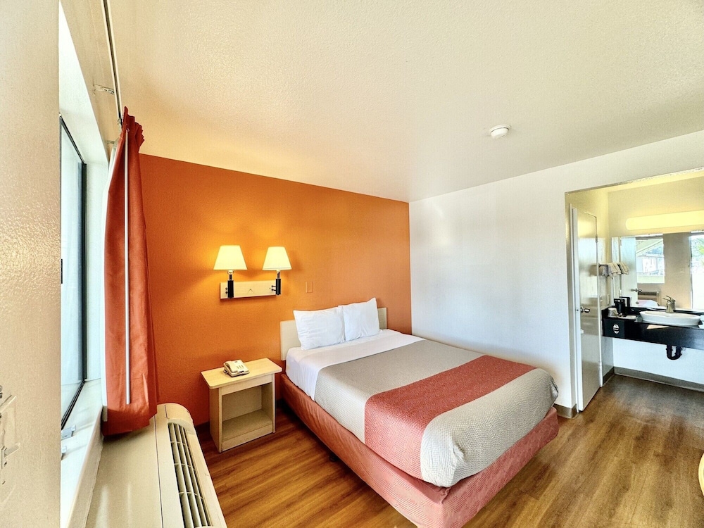 Studio6 Suites Bellflower, CA - Los Angeles 24/40