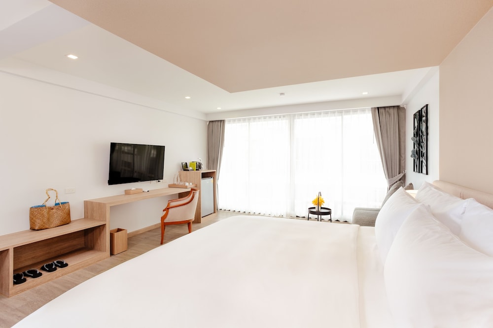 Anona Beachfront Phuket Resort 25/65