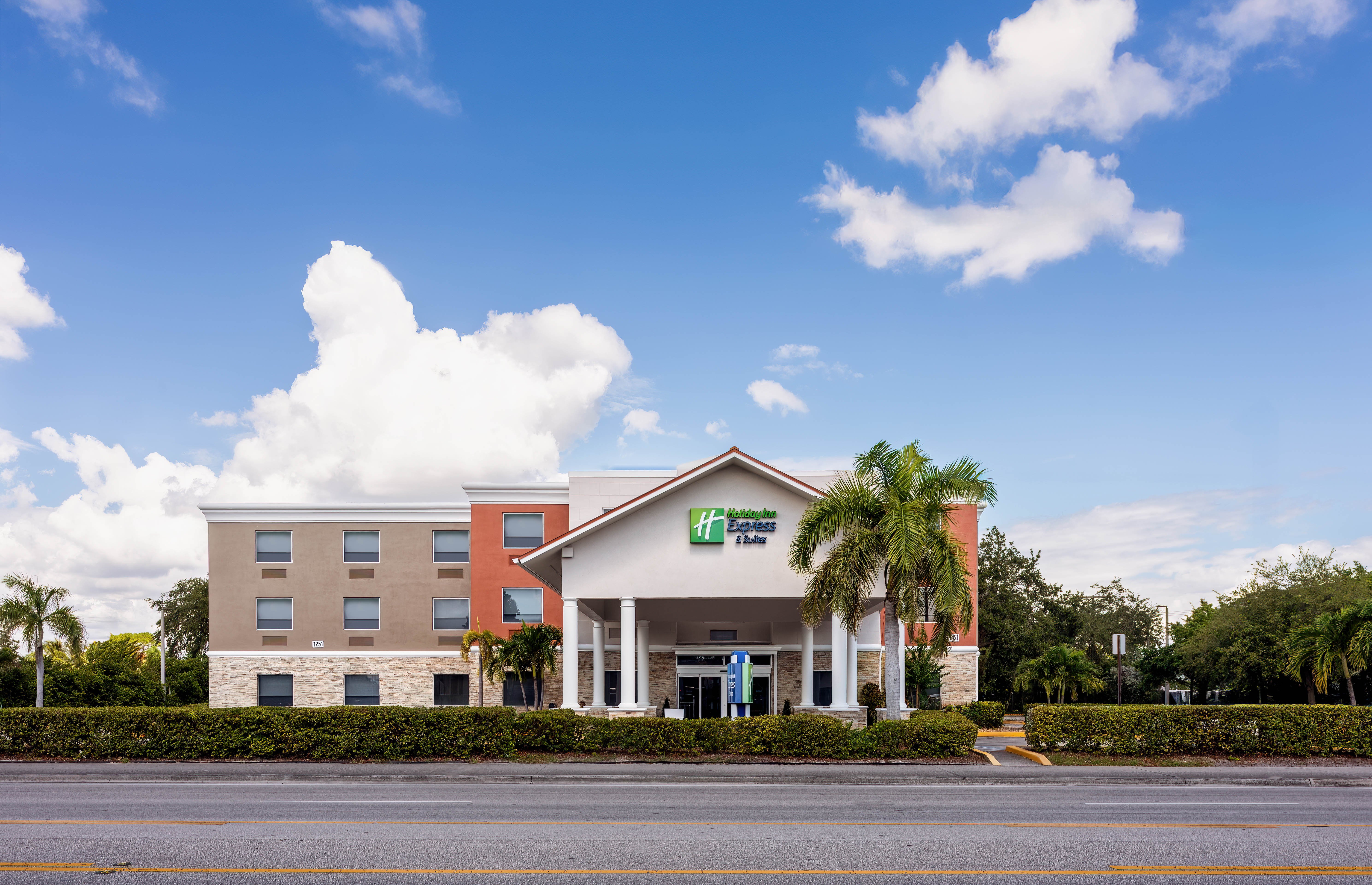 Holiday Inn Express Suites Lantana 12/57