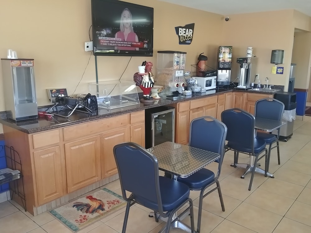 Travelodge by Wyndham Great Bend 26/32