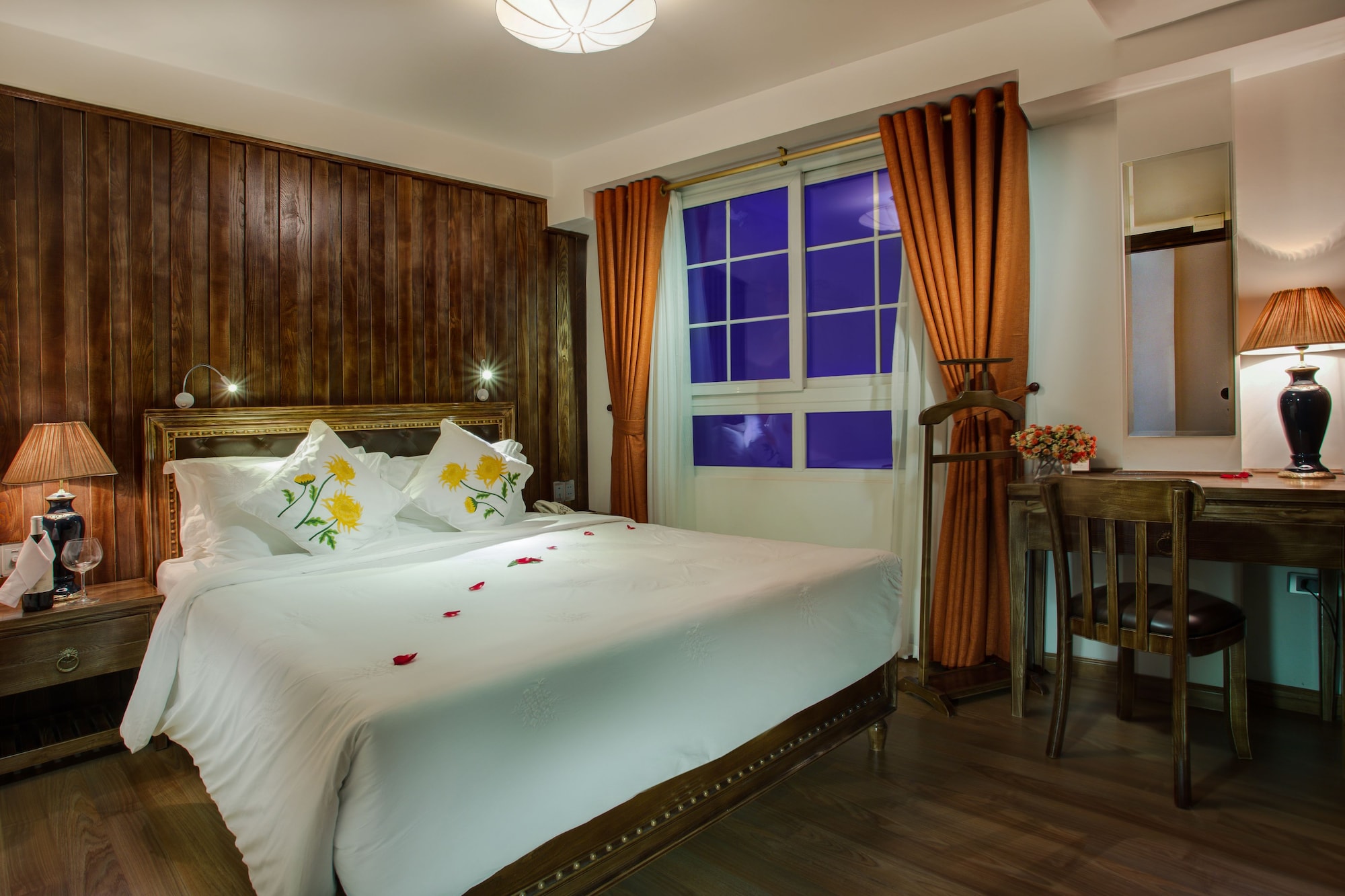 DELUXE, DOUBLE BED, PATIO VIEW