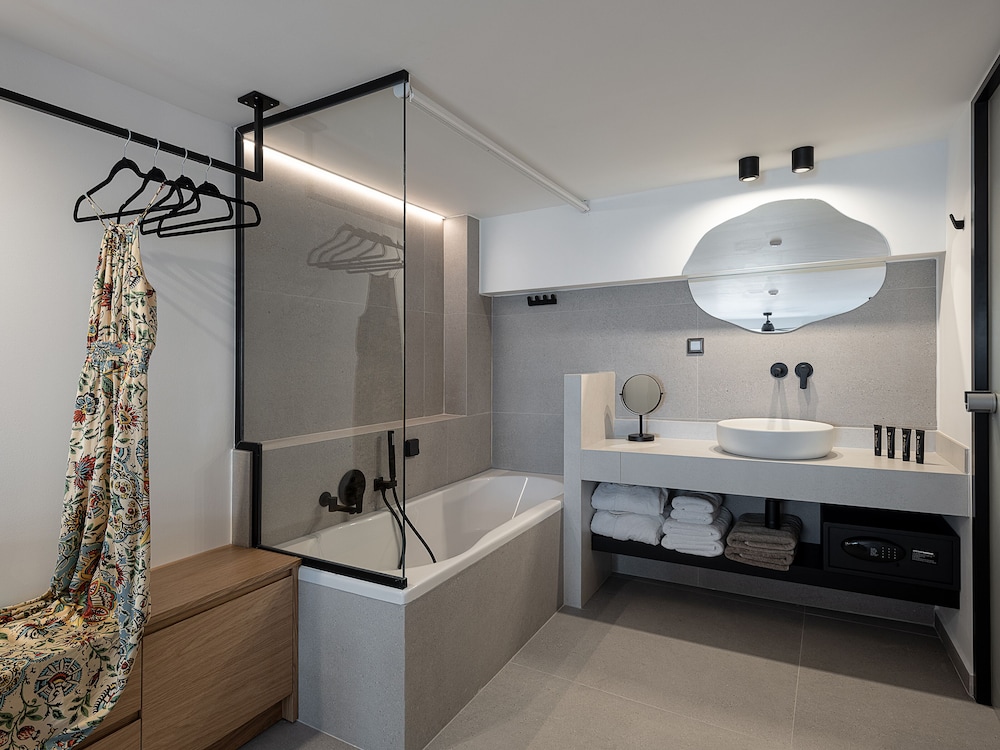 Calla Luxury Seafront Suites 48/50