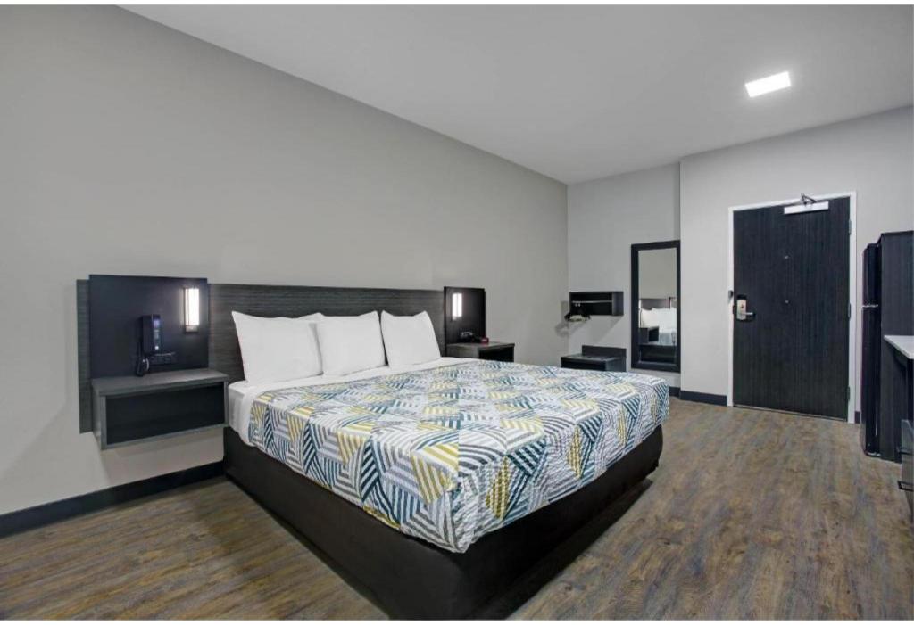 1 King Bed Mobil Acc RI Shwr Nsmk Kitchen, Motel6 Monahans, TX 2/8