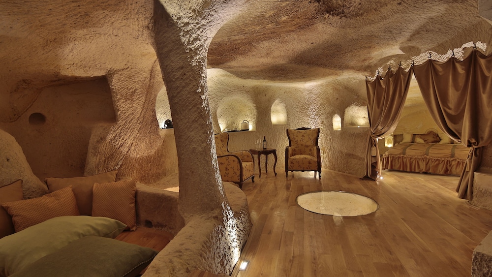 Golden Cave Suites 39/55
