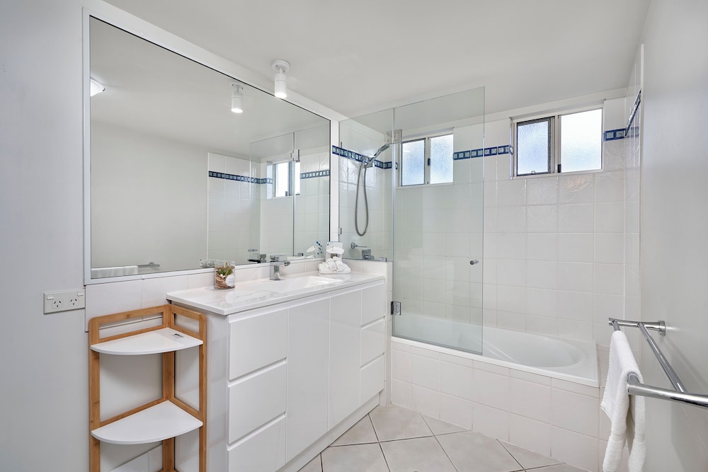 3 Bedrooms, Family, Apartment, 2 Queen and Twin Beds, 2 Bathrooms، NORTH COVE WATERFRONT SUITES 10/10