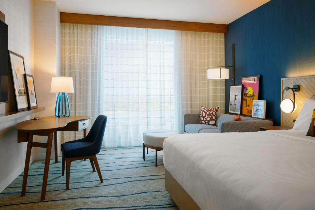 غرفة ركنية بسرير كينج بإطلالة على المرسى مع أريكة، Gaylord Pacific Resort & Convention Center 6/10