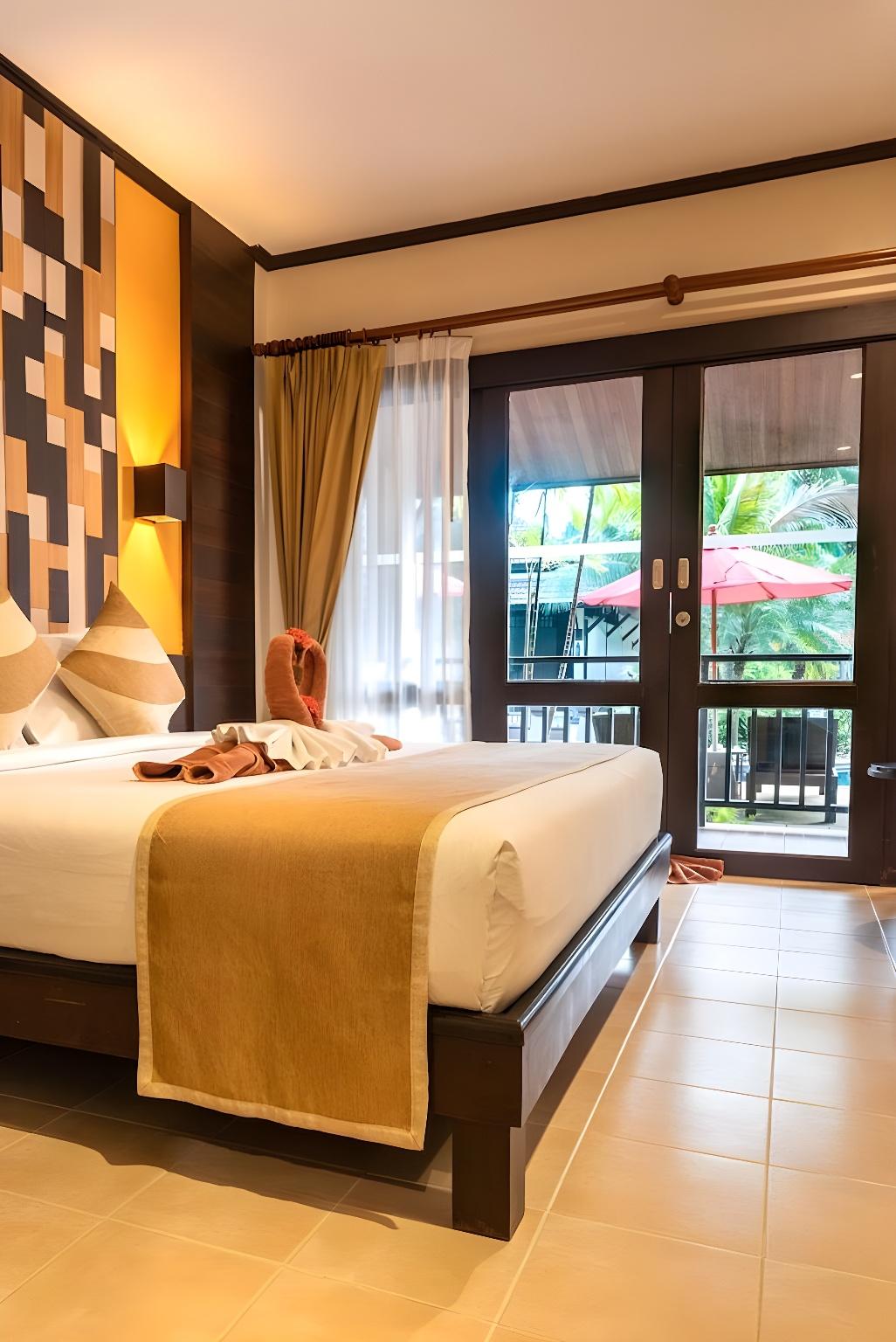 Pool, Superior, King Bed