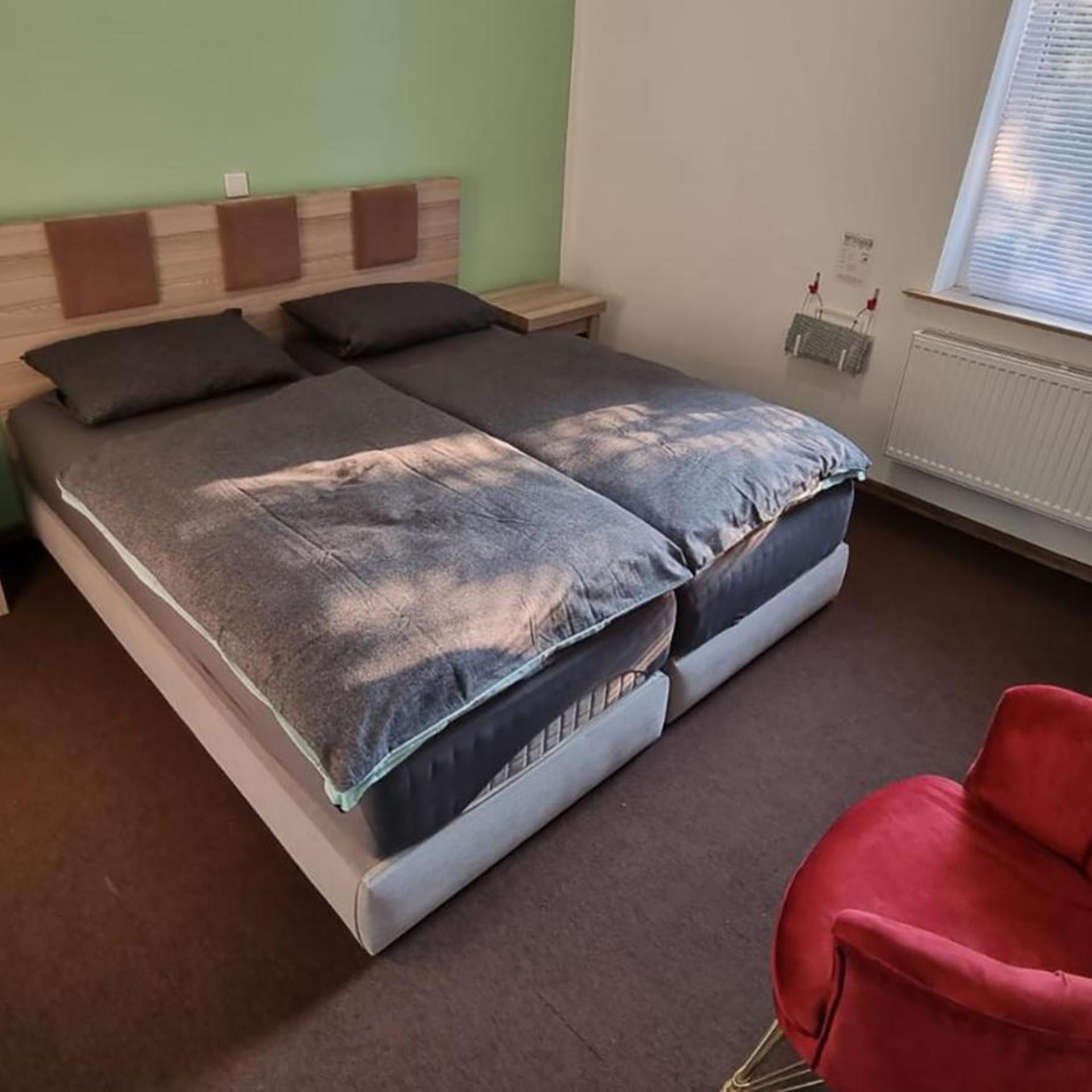 Hotel Linda 11/28