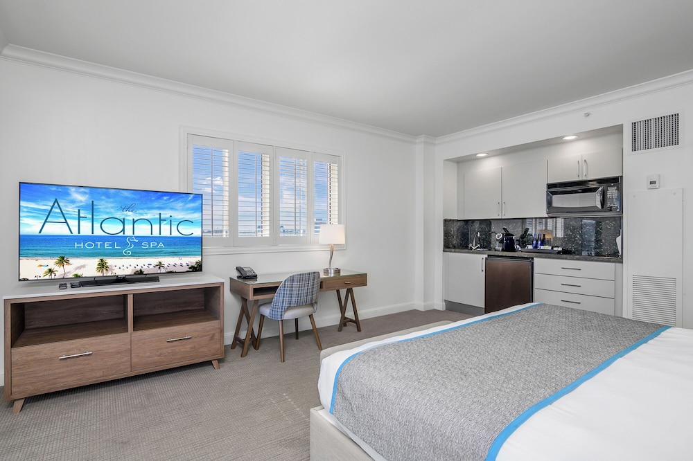 1 Bedroom, Sunset, Suite, King Bed, City View, Sofa