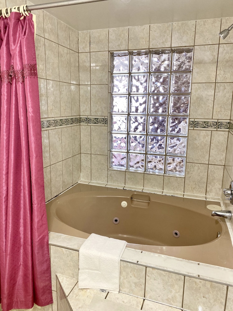 Red Roof PLUS+ & Suites Virginia Beach - Seaside 24/45