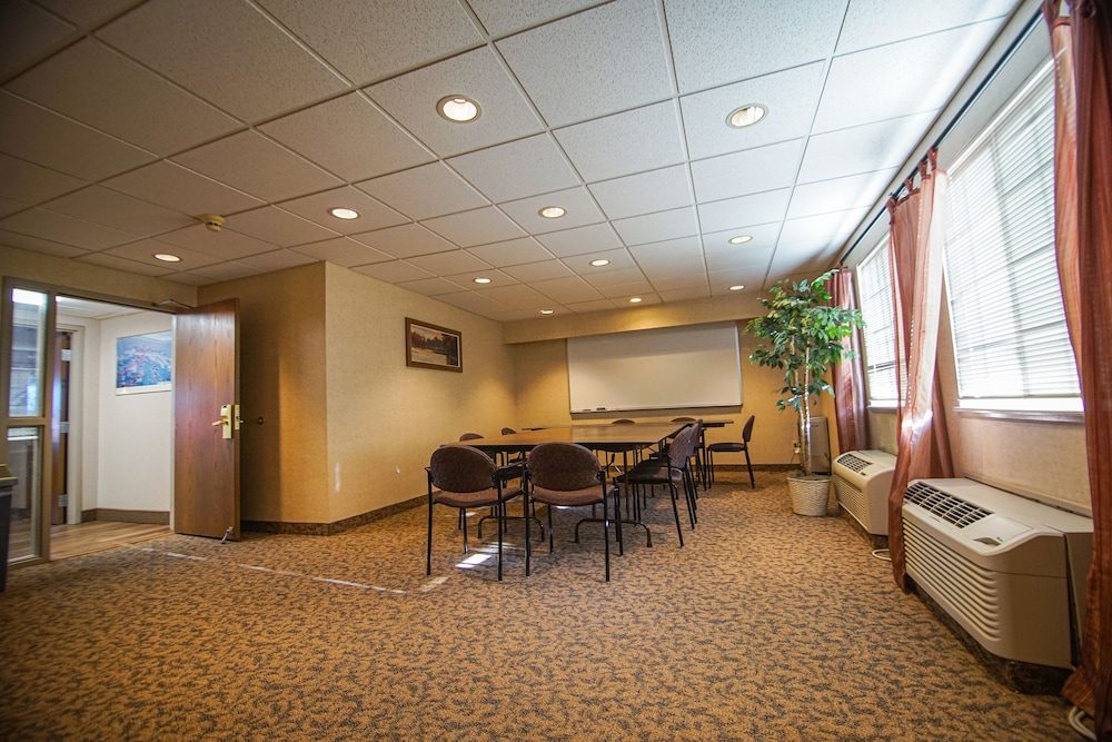 Travelodge by Wyndham Colorado Springs Airport/Peterson AFB 28/44