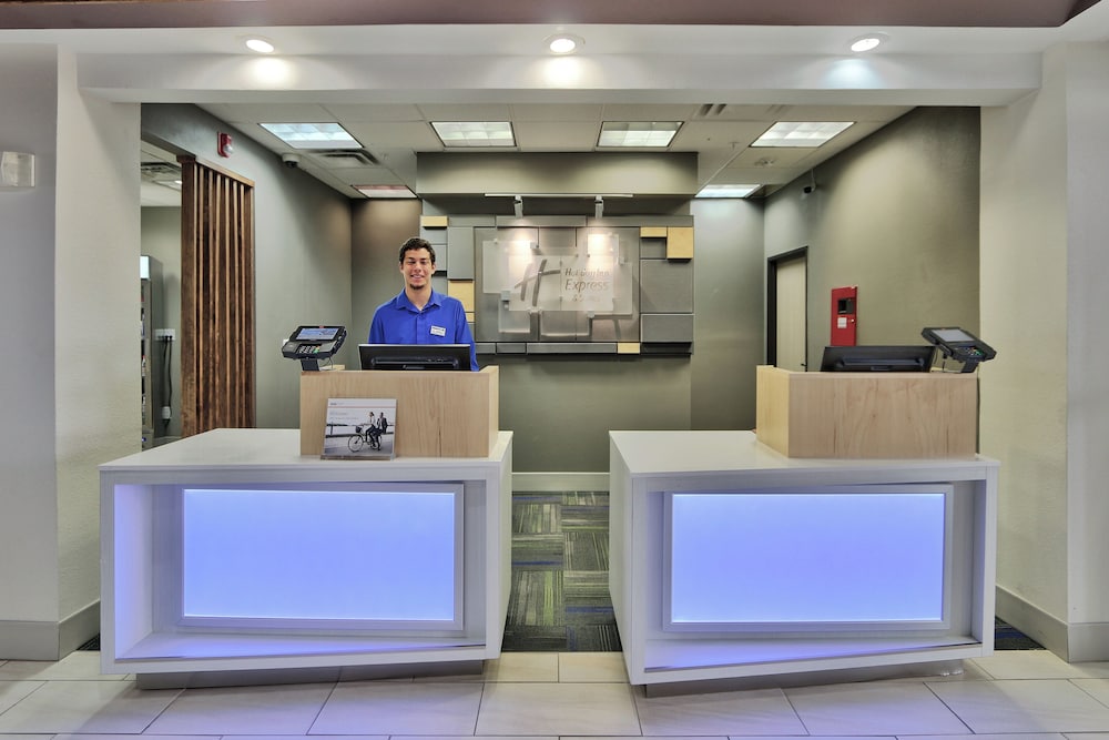 Holiday Inn Express Hotel And Suites Portales 8/70