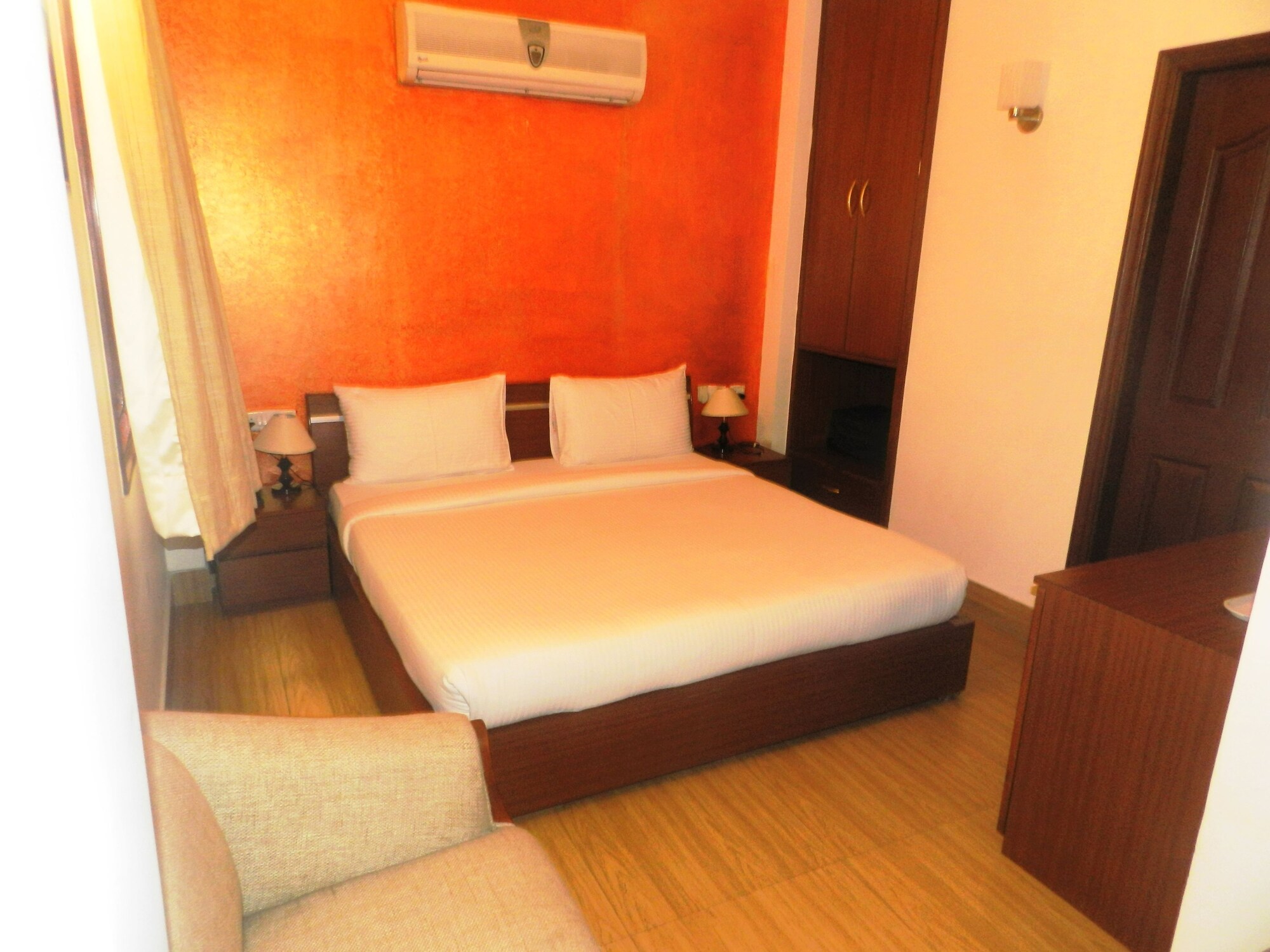 DELUXE, DOUBLE OR TWIN BED