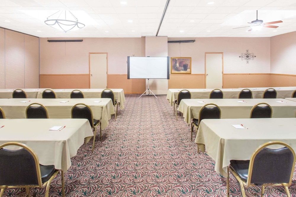 Ramada by Wyndham Elko Hotel at Stockmen's Casino 30/36