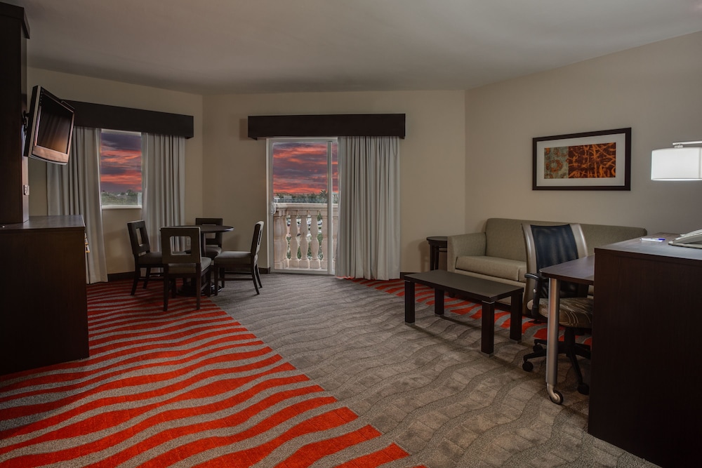 Holiday Inn Express and Suites Naples Downtown 43/64