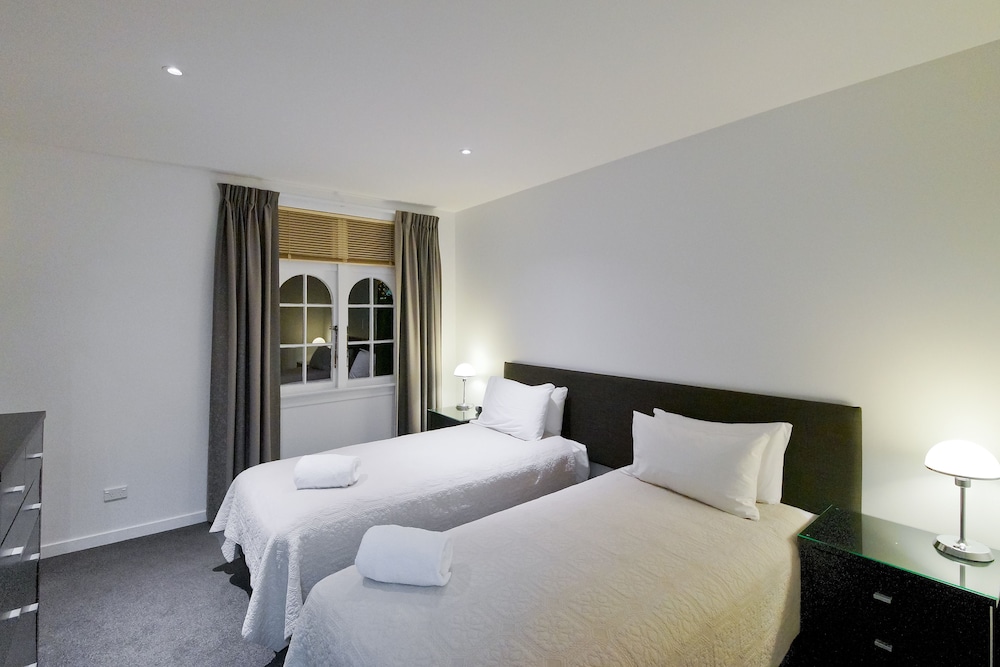 Pavilions Hotel 17/69