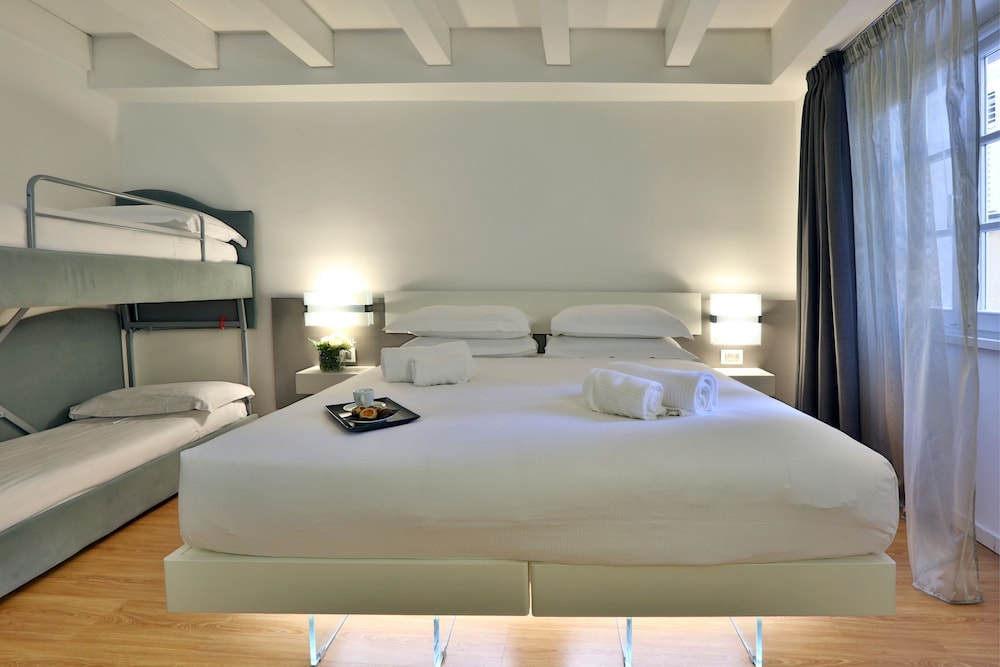 ROOM, QUADRUPLE