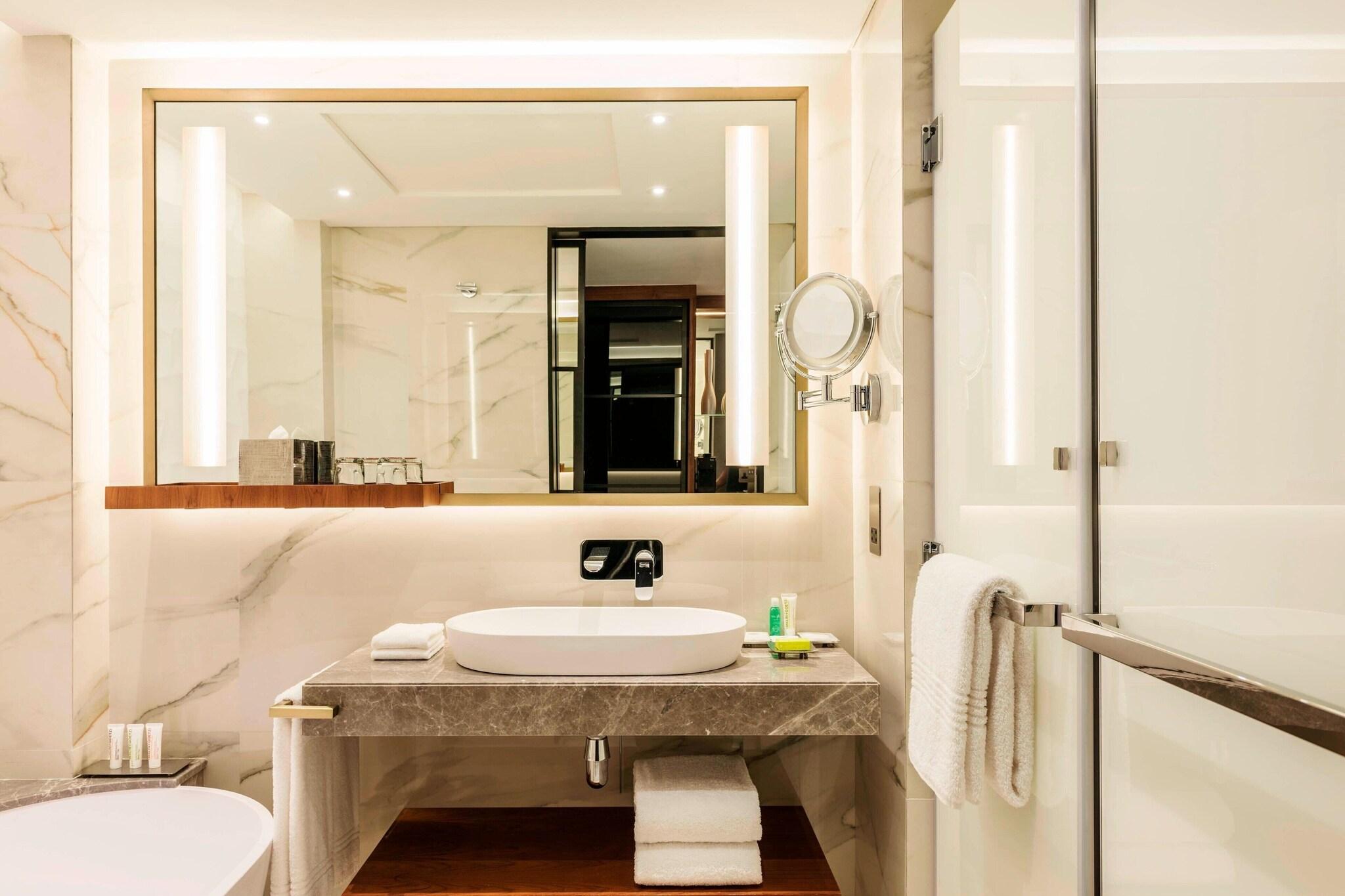 غرفة سوبيريور بسرير كوين بإطلالة على المسبح، Le Meridien Dubai Hotel and Conference Centre 4/5
