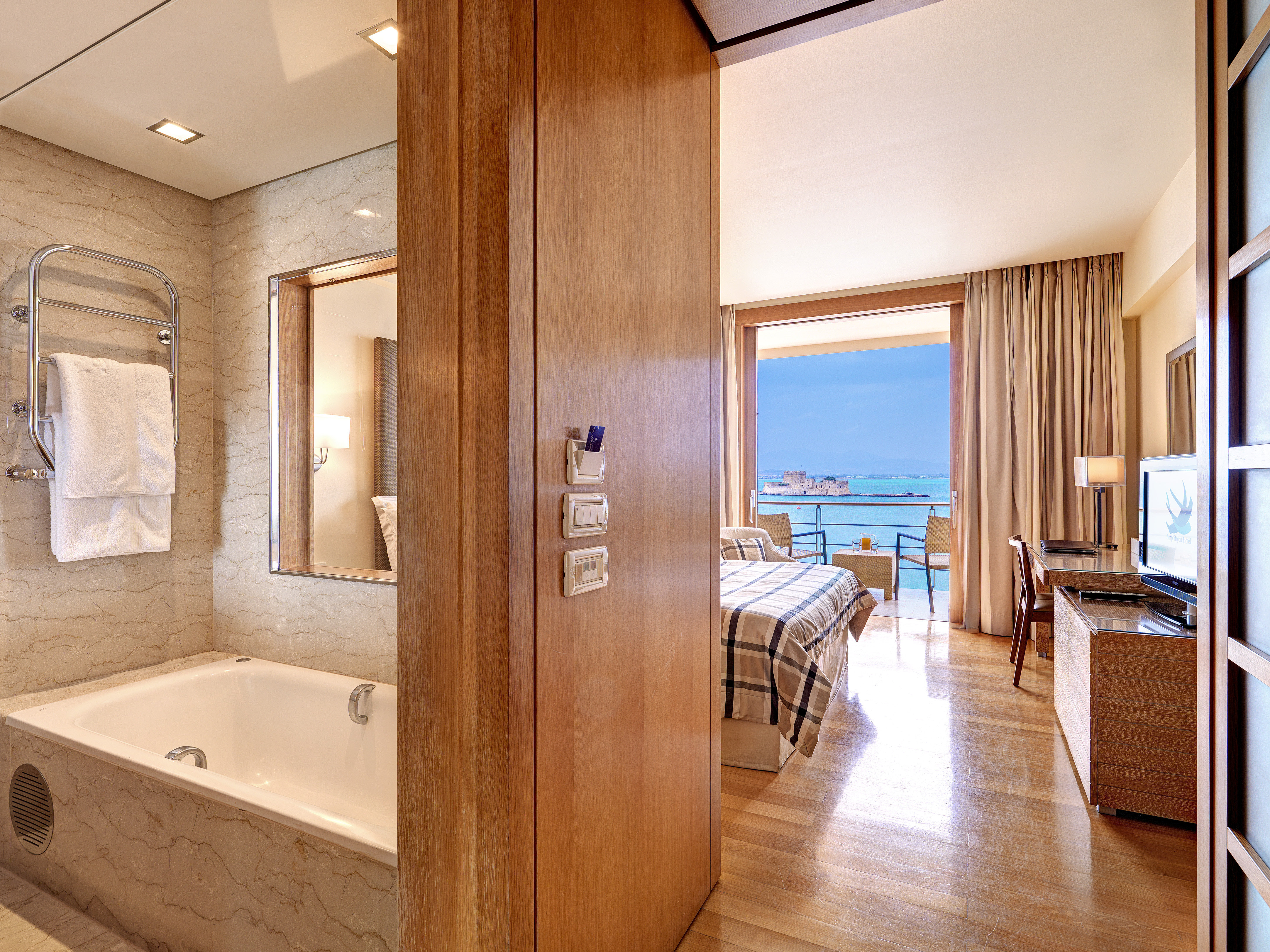 Amphitryon Hotel 21/23