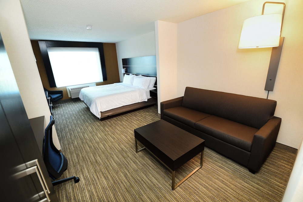 Holiday Inn Express Hotel And Suites Grand Forks 37/75