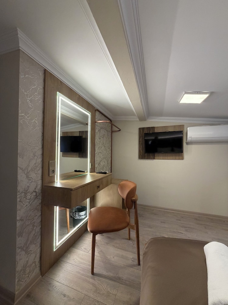 Peradise Hotel 31/50