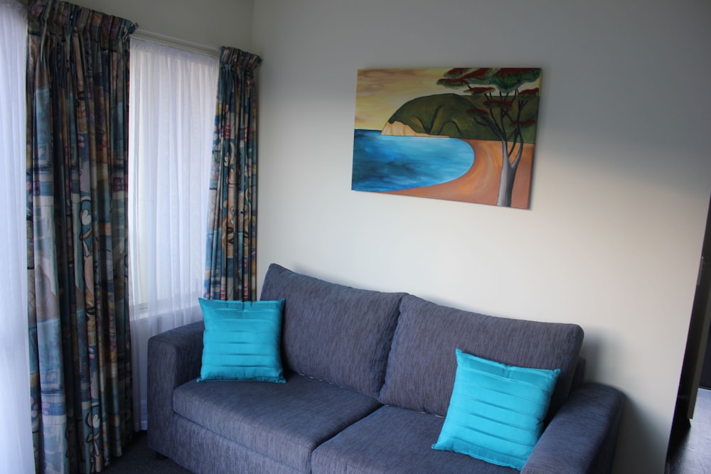 Baycourt Lakefront Motel 30/64