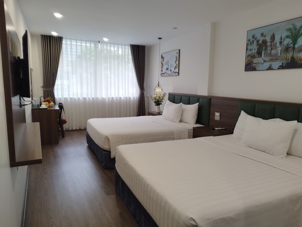 Premier, 2 Queen Beds, City View
