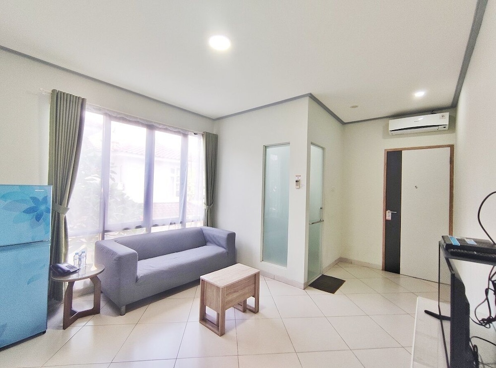 Urbanest Inn House TB Simatupang 24/72