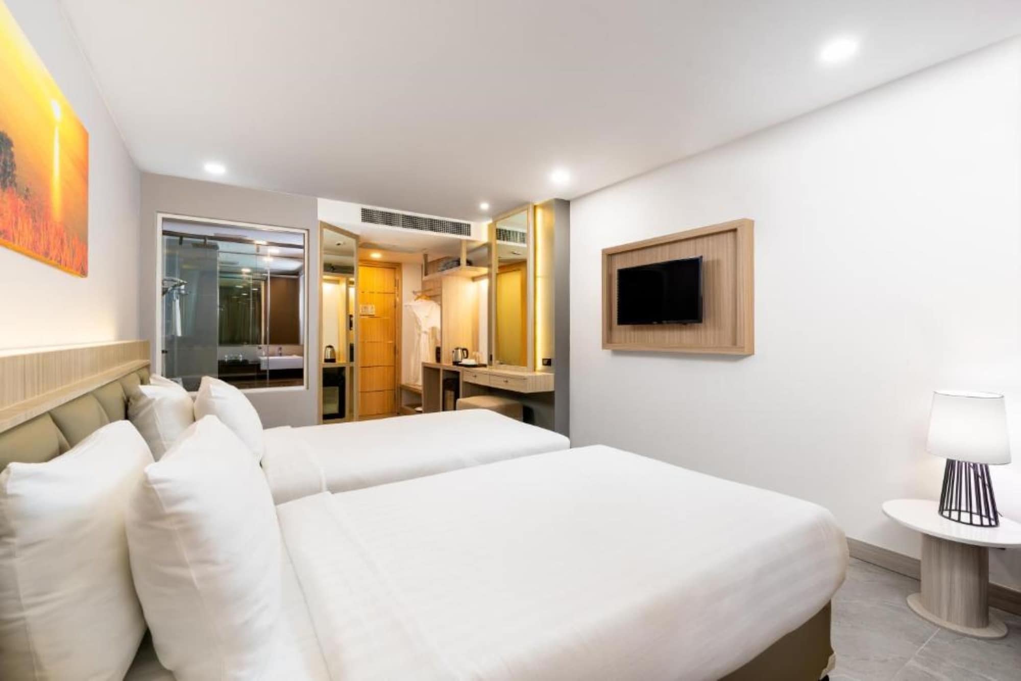 Premium Superior Twin Mountain View, Clarian Hotel Beach Patong 8/10