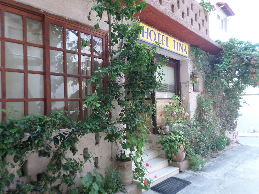 Tina Hotel 9/50