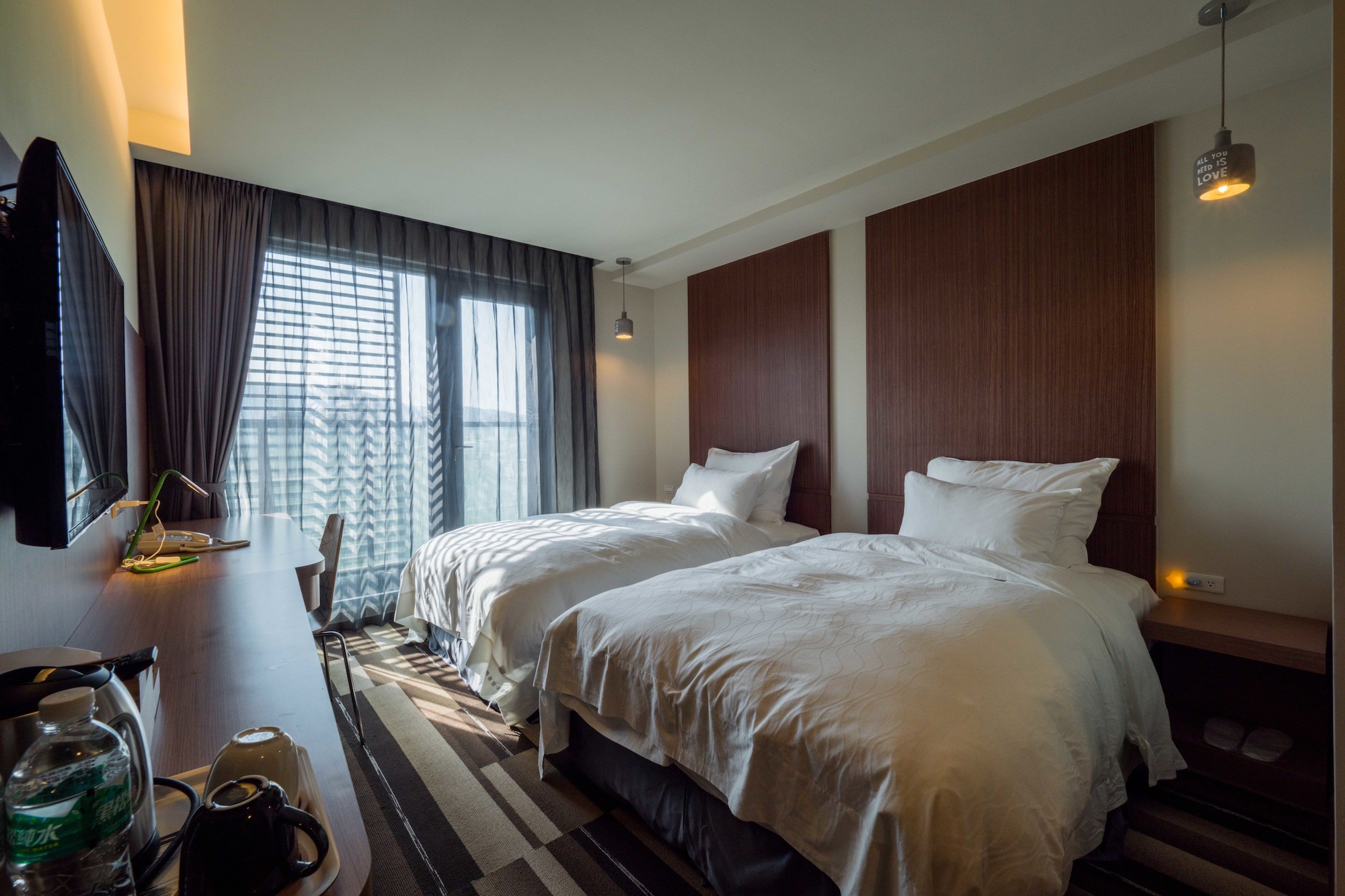 CITY, TWIN BEDS
