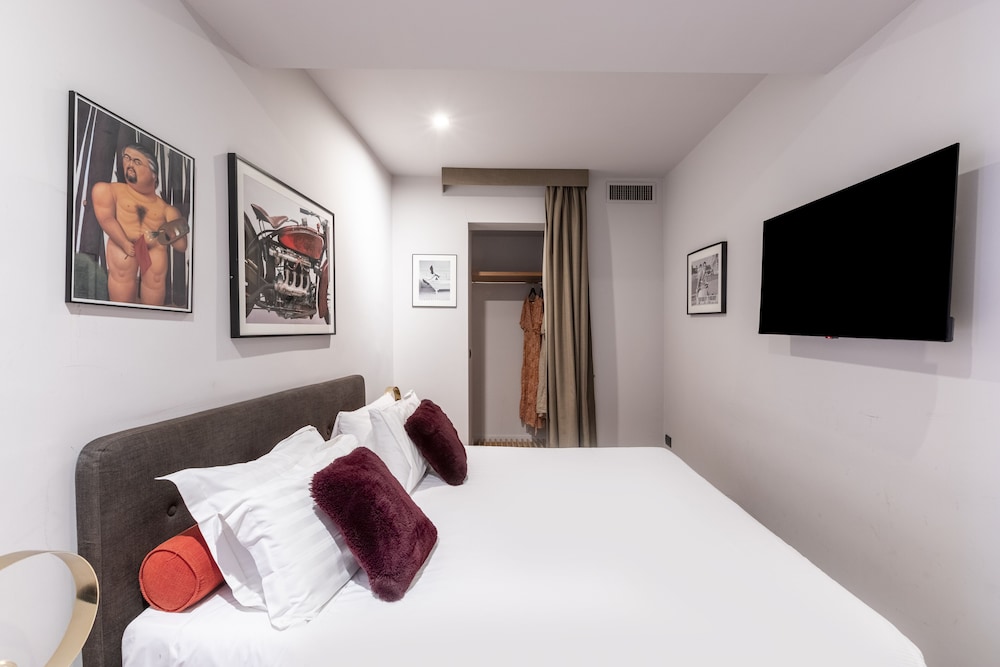 ROOM, DOUBLE BED