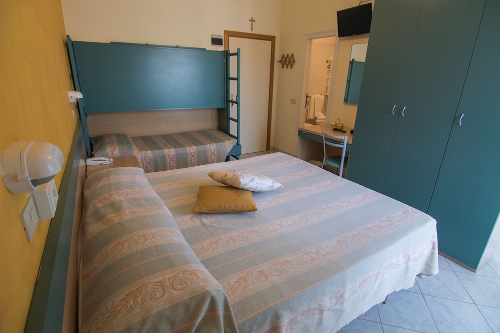 ROOM, TRIPLE