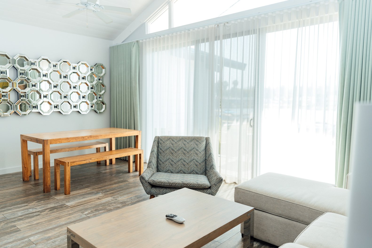 Lakehouse Hotel and Resort 69/100