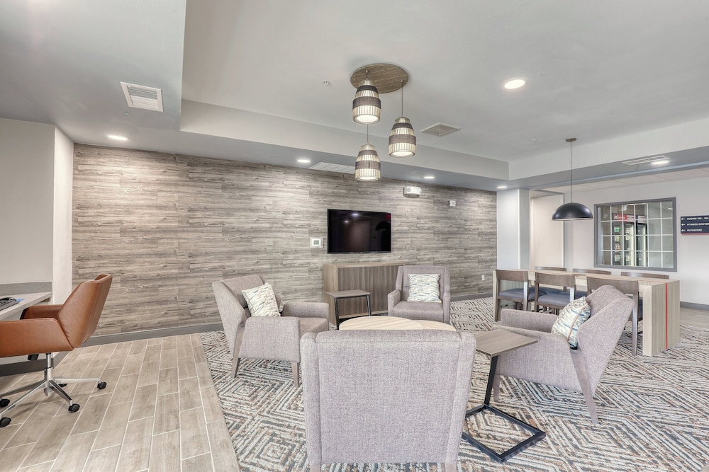 Candlewood Suites Milwaukee Airport-Oak Creek 68/73
