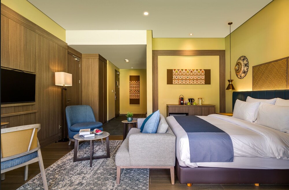 Grand, Deluxe, King Bed, Pool Access