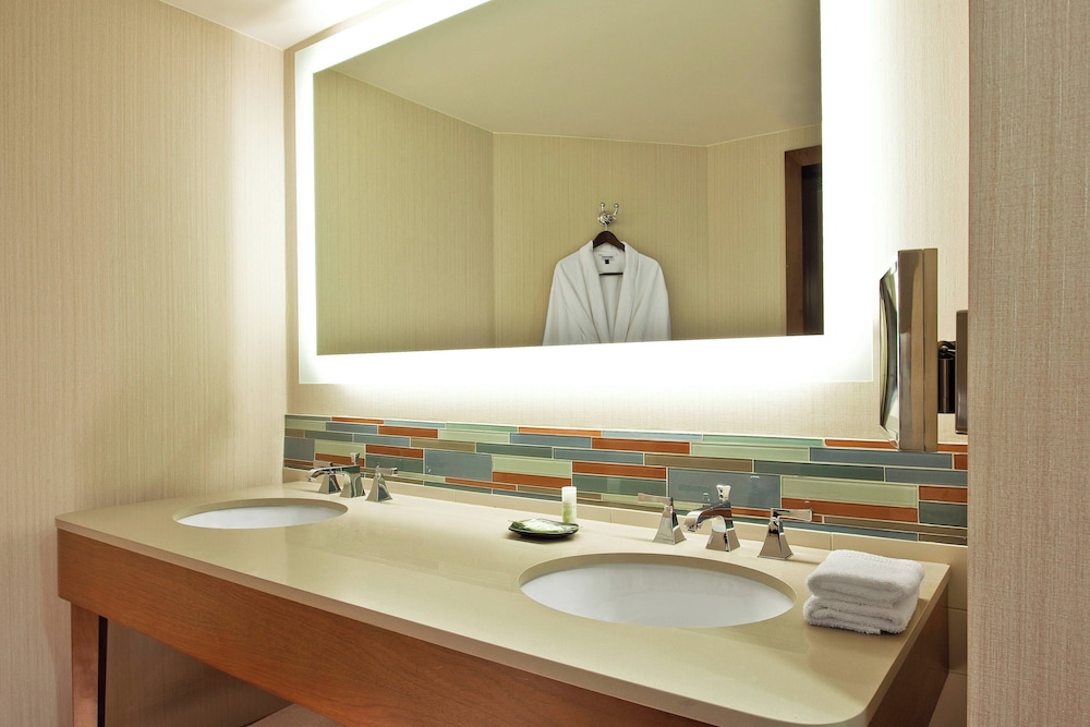 غرفة بسرير كينج بشرفة بإطلالة، The Westin Hilton Head Island Resort and Spa 5/7