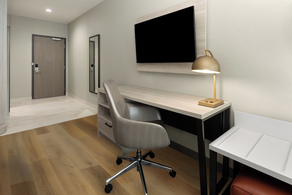 La Quinta Inn & Suites by Wyndham DeSoto 40/44