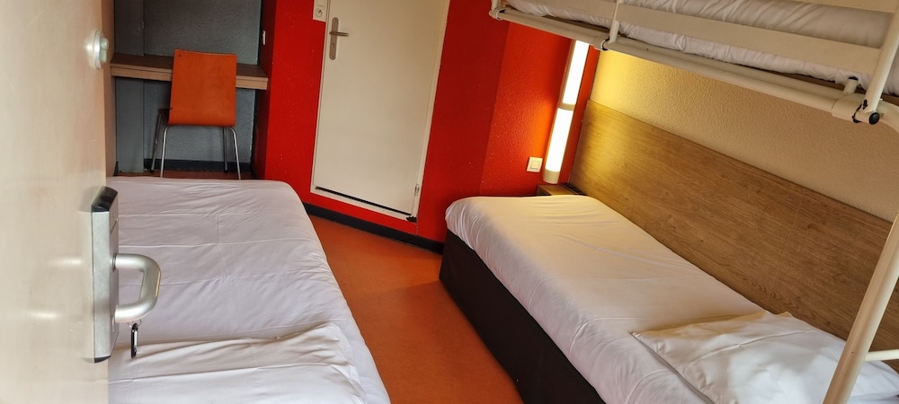 ROOM, 3 BEDS