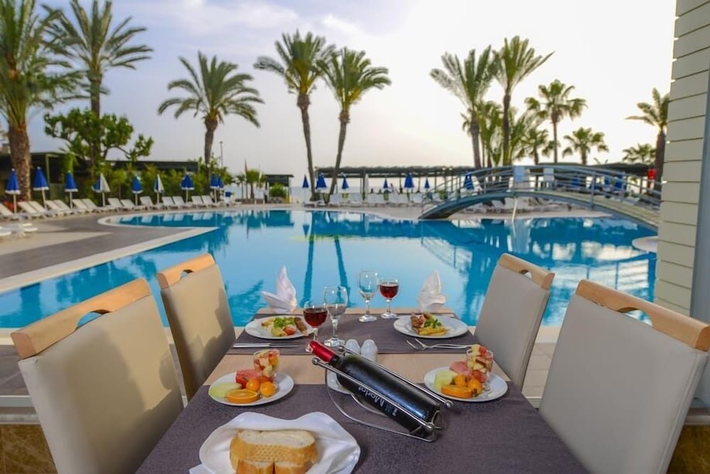 Sandy Beach Hotel 32/48