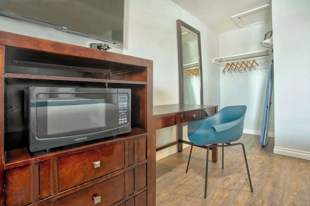 Studio6 Suites Albany, OR 20/23