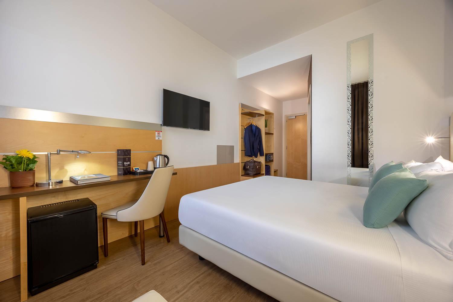 ROOM, DOUBLE BED
