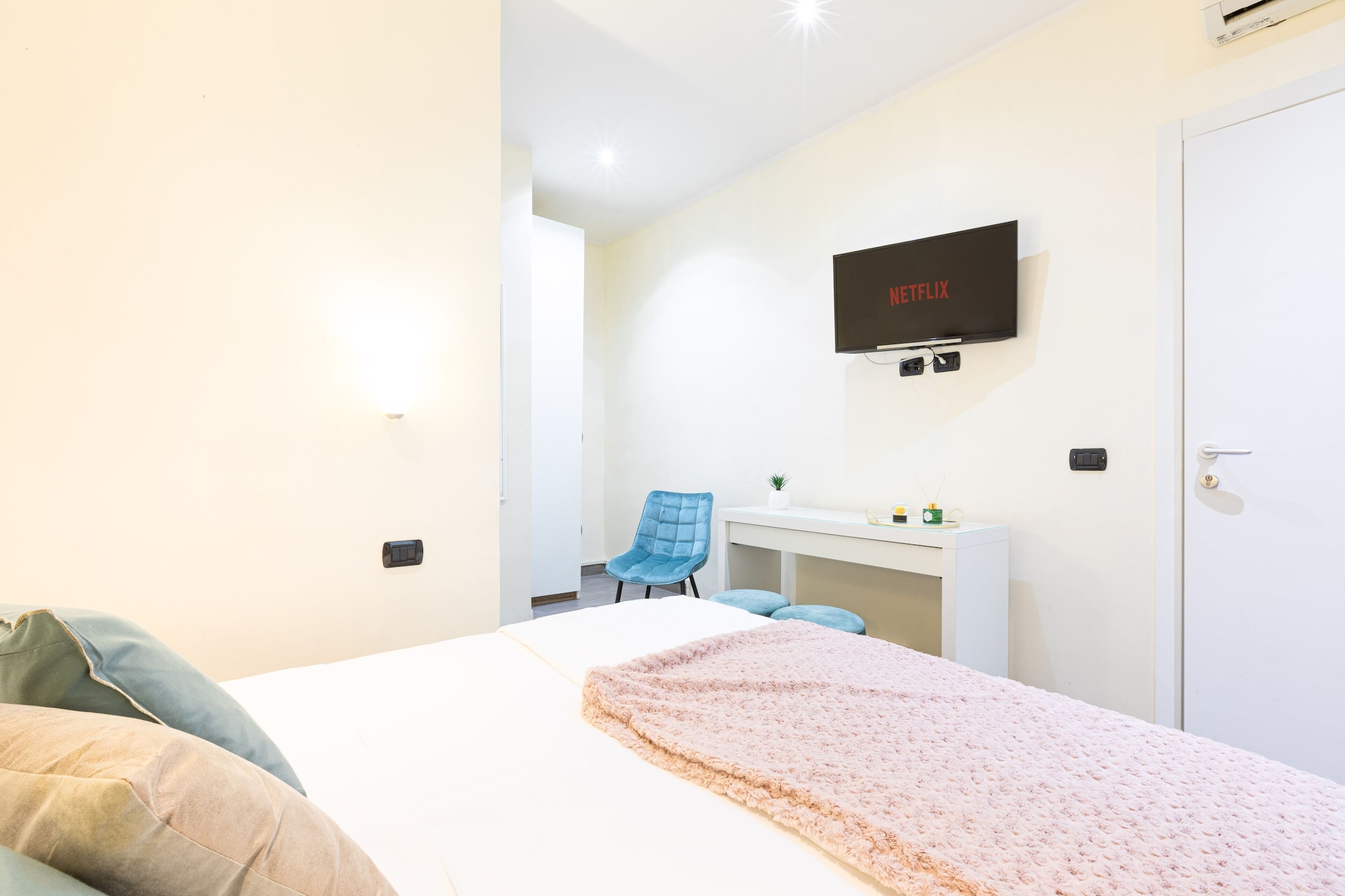 ROOM, TWIN BEDS