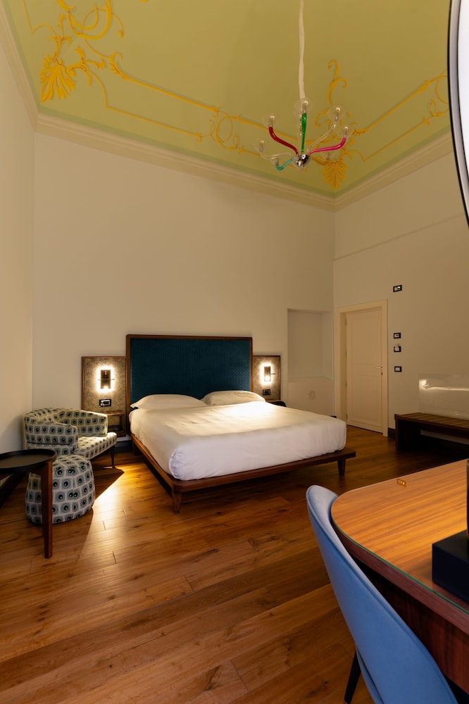 TOWER, DELUXE, KING BED