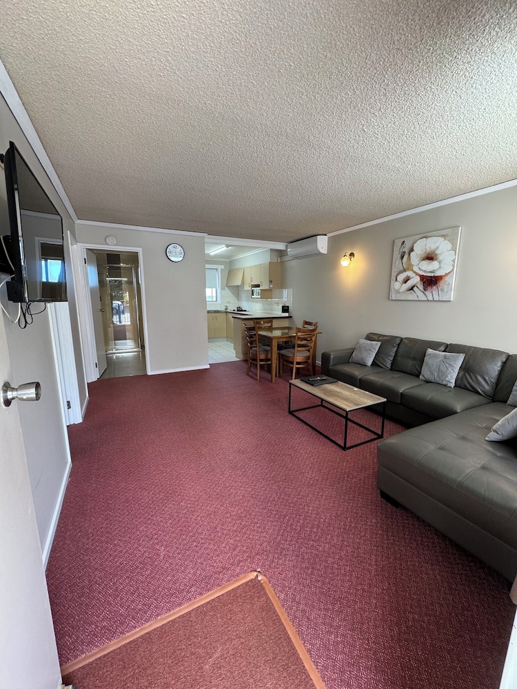 Blue Whale Motor Inn and Apartments 24/55