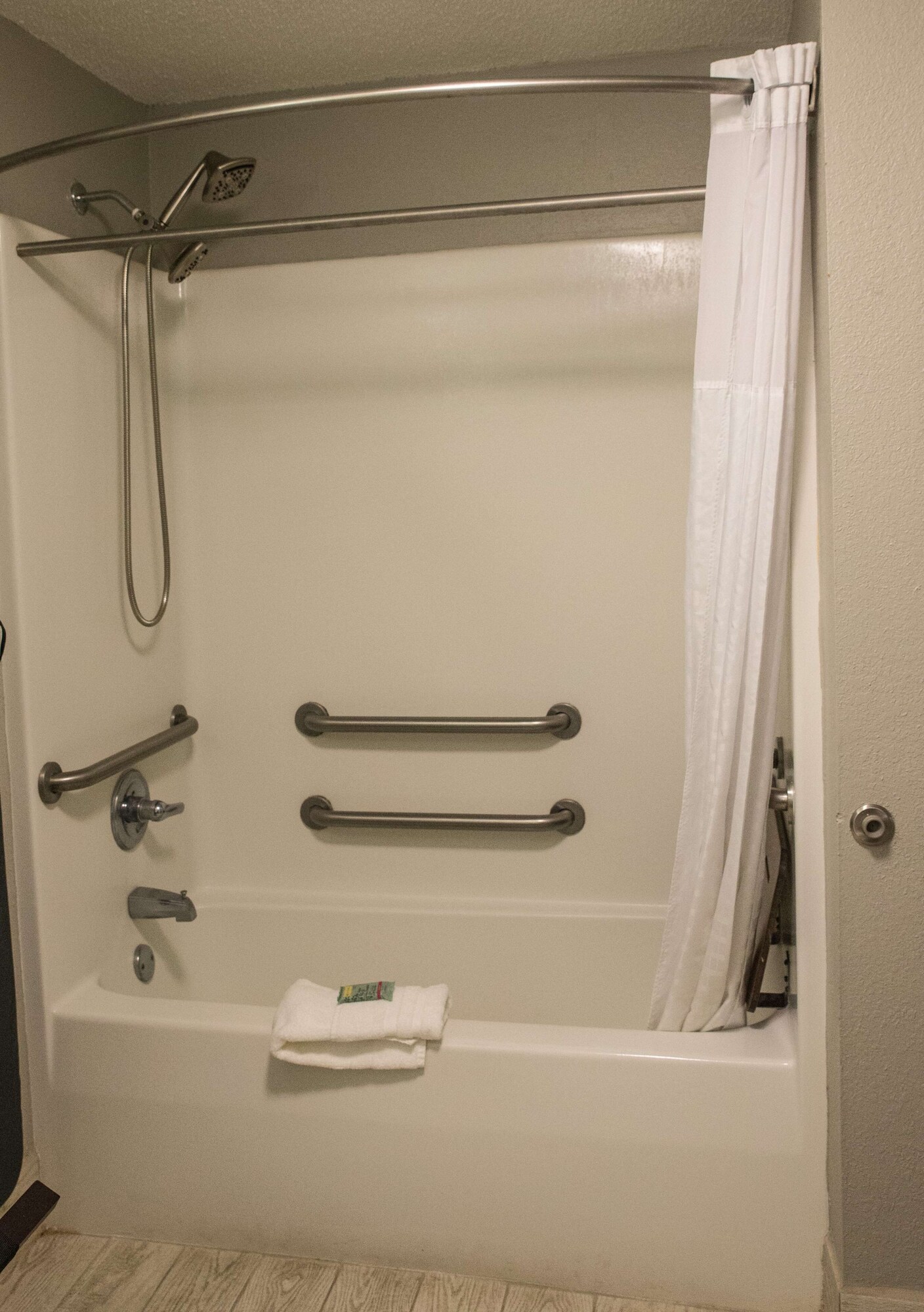 غرفة قياسية بسرير كينج لذوي الإعاقة، Best Western Inn Monroeville AL 5/5