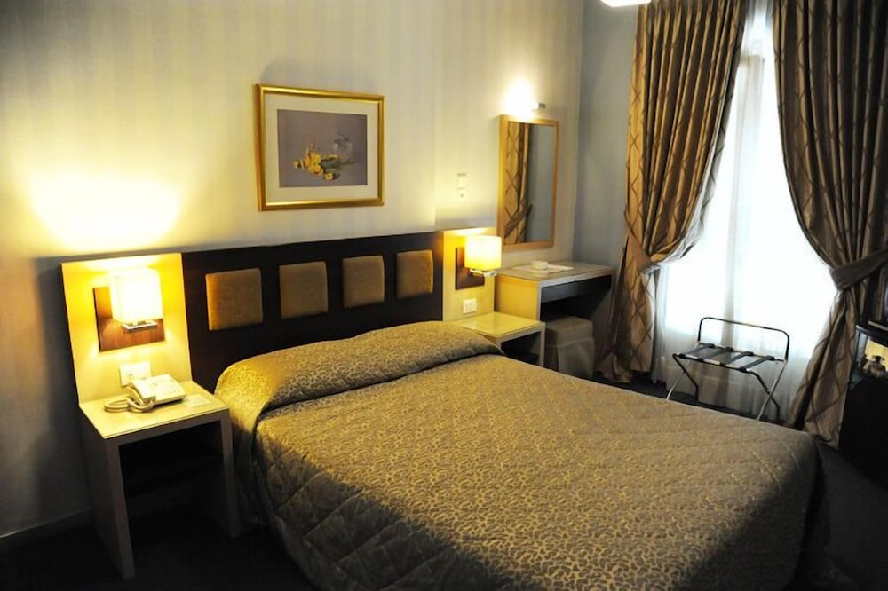Rex Hotel 33/48
