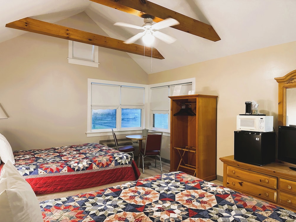 Spruce Lane Lodge & Cottages 25/35