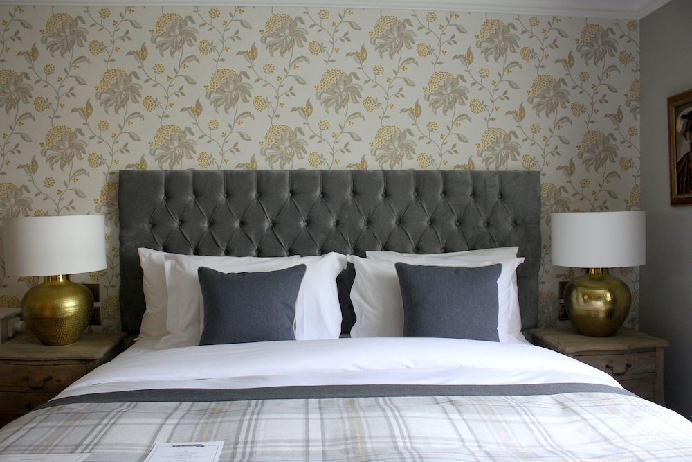 DELUXE, DOUBLE BED, BATHTUB